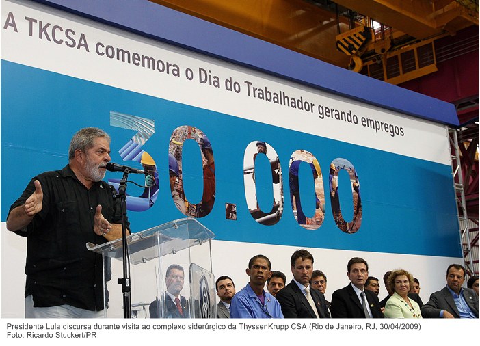 Presidente Lula discursa durante visita ao complexo siderúrgico da ThyssenKrupp CSA.