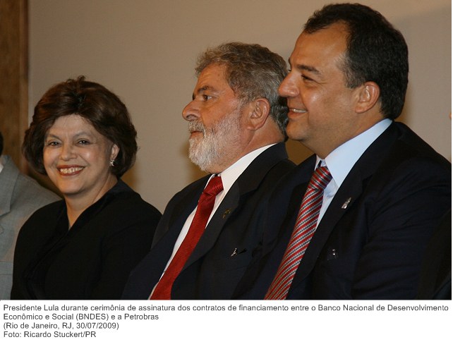 Presidente Lula durante cerimônia de assinatura dos contratos de financiamento entre o Banco Nacional de Desenvolvimento Econômico e Social (BNDES) e a Petrobras.