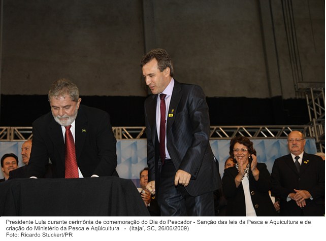 Presidente Lula durante cerimônia de comemoração do Dia do Pescador - Sanção das leis da Pesca e Aquicultura e de criação do Ministério da Pesca e Aqüicultura.