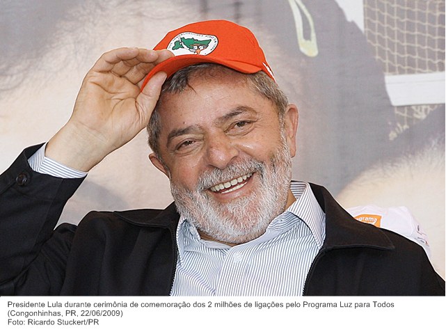 Presidente Lula durante cerimônia de comemoração dos 2 milhões de ligações pelo Programa Luz para Todos.