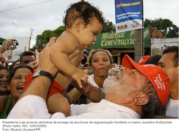 Presidente Lula durante cerimônia de entrega de escrituras de regularização fundiária no bairro Juscelino Kubitschek (4).