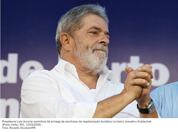 Presidente Lula durante cerimônia de entrega de escrituras de regularização fundiária no bairro Juscelino Kubitschek.