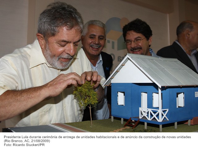 Presidente Lula durante cerimônia de entrega de unidades habitacionais e de anúncio da construção de novas unidades