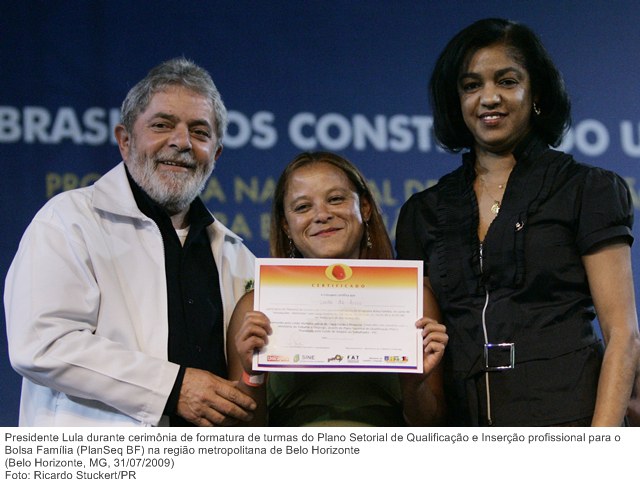 Presidente Lula durante cerimônia de formatura de turmas do Plano Setorial de Qualificação e Inserção profissional para o Bolsa Família (PlanSeq BF) na região metropolitana de Belo Horizonte
