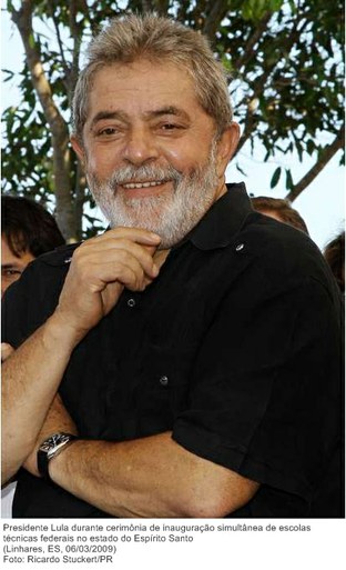 Presidente Lula durante cerimônia de inauguração simultânea de escolas técnicas federais no estado do Espírito Santo.