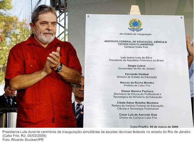 Presidente Lula durante cerimônia de inauguração simultânea de escolas técnicas federais no estado do Rio de Janeiro.