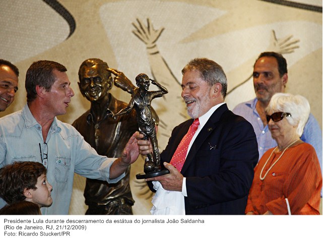 Presidente Lula durante descerramento da estátua do jornalista João Saldanha.