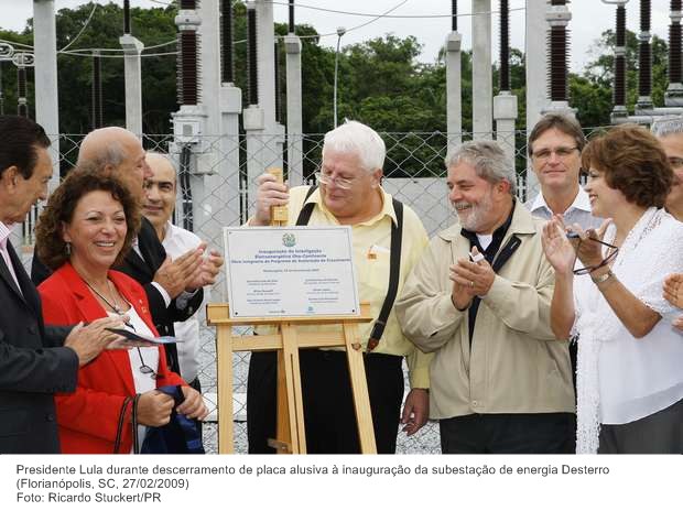 Presidente Lula durante descerramento de placa alusiva à inauguração da subestação de energia Desterro.