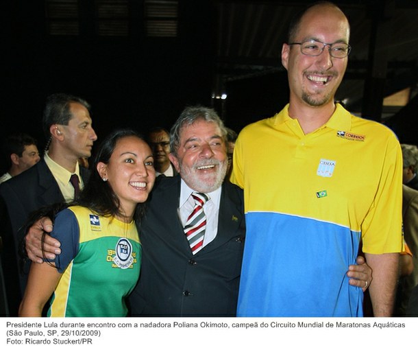 Presidente Lula durante encontro com a nadadora Poliana Okimoto, campeã do Circuito Mundial de Maratonas Aquáticas.