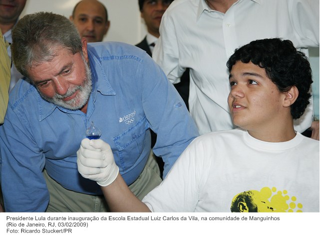 Presidente Lula durante inauguração da Escola Estadual Luiz Carlos da Vila, na comunidade de Manguinhos.