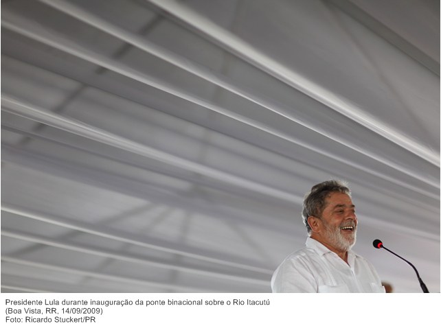 Presidente Lula durante inauguração da ponte binacional sobre o Rio Itacutú.