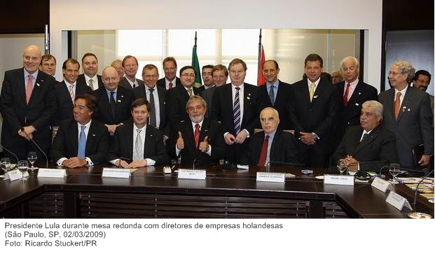 Presidente Lula durante mesa redonda com diretores de empresas holandesas.