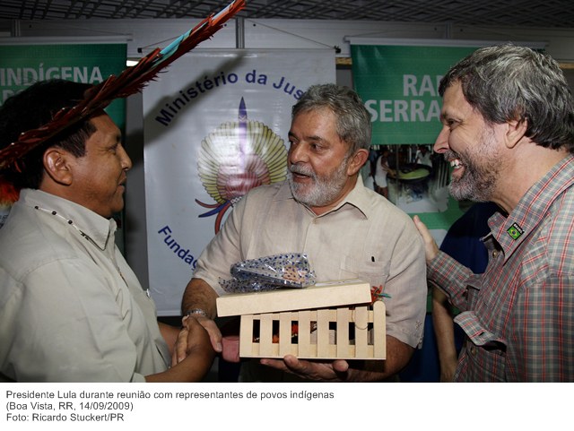 Presidente Lula durante reunião com representantes de povos indígenas.
