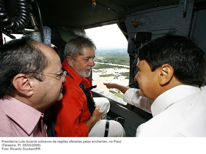 Presidente Lula durante sobrevoo de regiões afetadas pelas enchentes, no Piauí.