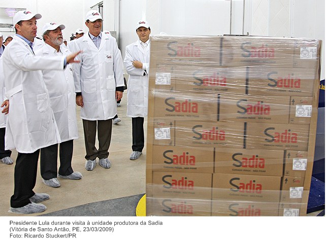 Presidente Lula durante visita à unidade produtora da Sadia (2).