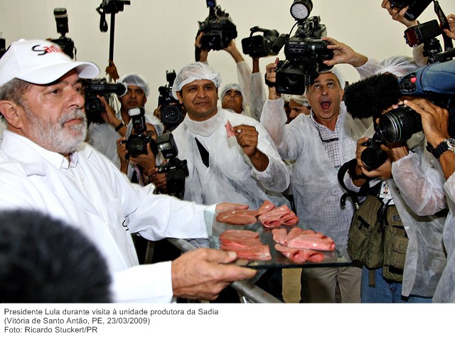 Presidente Lula durante visita à unidade produtora da Sadia.