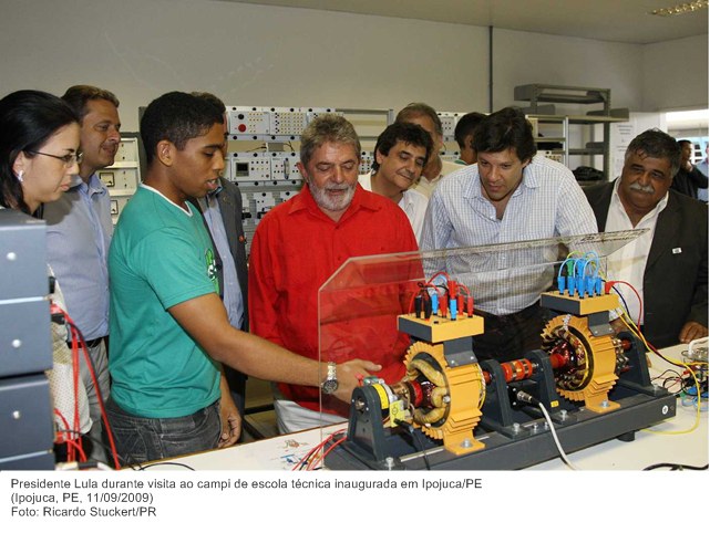 Presidente Lula durante visita ao campi de escola técnica inaugurada em Ipojuca-PE.
