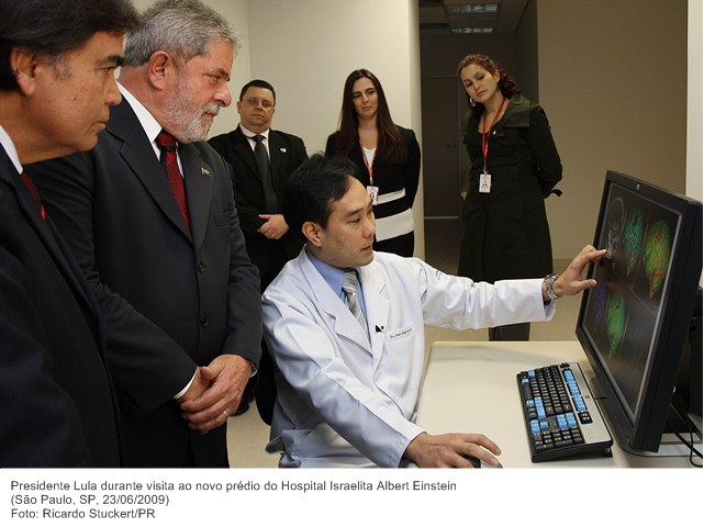 Presidente Lula durante visita ao novo prédio do Hospital Israelita Albert Einstein.