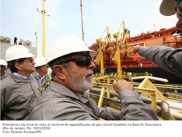 Presidente Lula durante visita ao terminal de regaseificação de gás natural liquefeito na Baía de Guanabara (2).