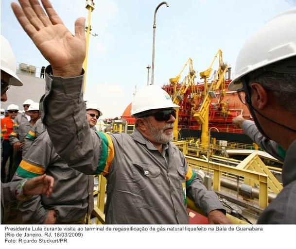 Presidente Lula durante visita ao terminal de regaseificação de gás natural liquefeito na Baía de Guanabara (4).