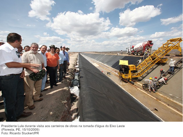 Presidente Lula durante visita aos canteiros de obras na tomada d'água do Eixo Leste (2).