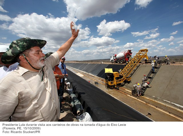 Presidente Lula durante visita aos canteiros de obras na tomada d'água do Eixo Leste.