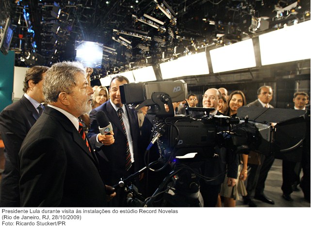 Presidente Lula durante visita às instalações do estúdio Record Novelas.