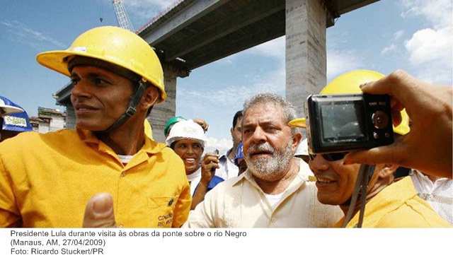 Presidente Lula durante visita às obras da ponte sobre o rio Negro.