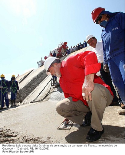 Presidente Lula durante visita às obras de construção de barragem, em Cabrobó.