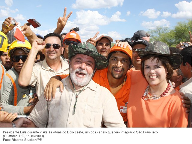 Presidente Lula durante visita às obras do Eixo Leste, um dos canais que vão integrar o São Francisco (2).
