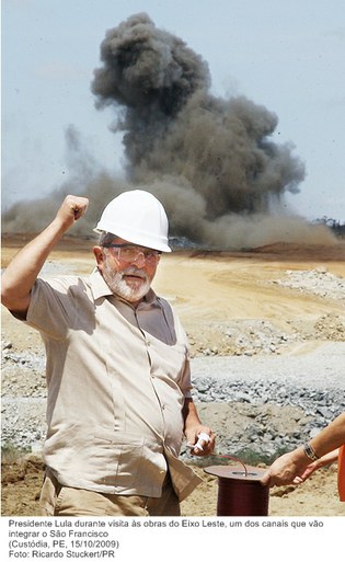 Presidente Lula durante visita às obras do Eixo Leste, um dos canais que vão integrar o São Francisco.