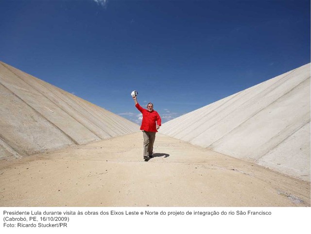 Presidente Lula durante visita às obras dos Eixos Leste e Norte do projeto de integração do rio São Francisco.