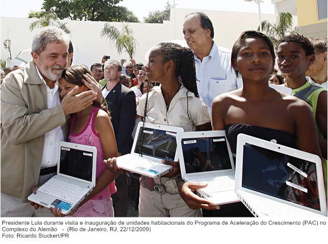 Presidente Lula durante visita e inauguração de unidades habitacionais do Programa de Aceleração do Crescimento (PAC) no Complexo do Alemão (2).