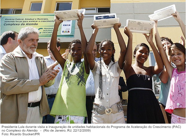 Presidente Lula durante visita e inauguração de unidades habitacionais do Programa de Aceleração do Crescimento (PAC) no Complexo do Alemão (4).