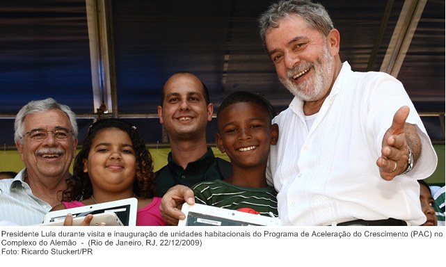 Presidente Lula durante visita e inauguração de unidades habitacionais do Programa de Aceleração do Crescimento (PAC) no Complexo do Alemão (5).