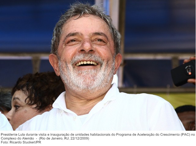 Presidente Lula durante visita e inauguração de unidades habitacionais do Programa de Aceleração do Crescimento (PAC) no Complexo do Alemão (6).