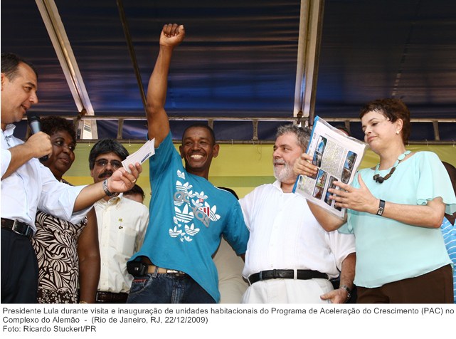 Presidente Lula durante visita e inauguração de unidades habitacionais do Programa de Aceleração do Crescimento (PAC) no Complexo do Alemão (7).