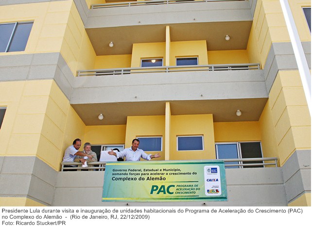 Presidente Lula durante visita e inauguração de unidades habitacionais do Programa de Aceleração do Crescimento (PAC) no Complexo do Alemão.