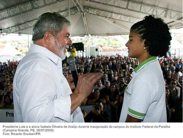 Presidente Lula e a aluna Isabela Oliveira de Araújo durante inauguração do campus do Instituto Federal da Paraíba.