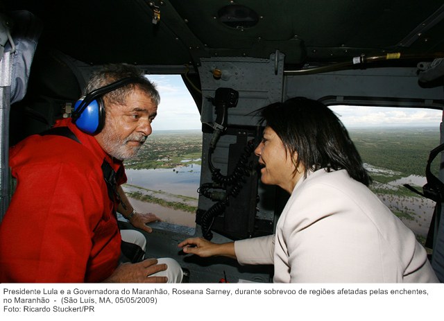 Presidente Lula e a Governadora do Maranhão, Roseana Sarney, durante sobrevoo de regiões afetadas pelas enchentes, no Maranhão.jpg