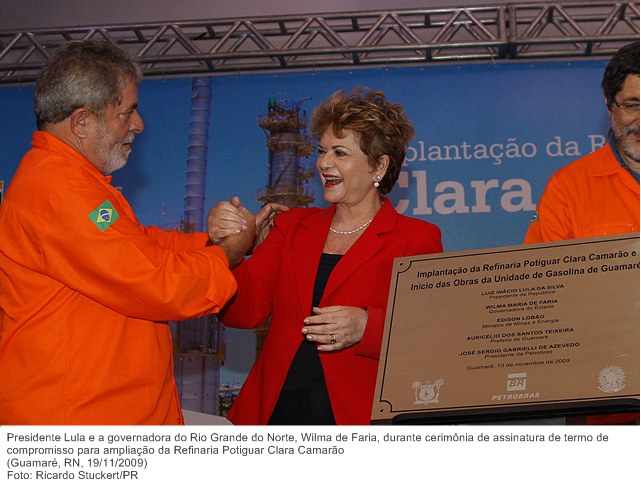 Presidente Lula e a governadora do Rio Grande do Norte, Wilma de Faria, durante cerimônia de assinatura de termo de compromisso para ampliação da Refinaria Potiguar Clara Camarão.jpg