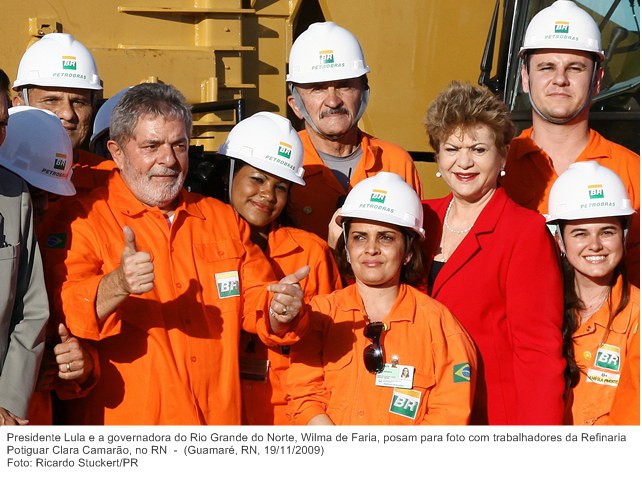 Presidente Lula e a governadora do Rio Grande do Norte, Wilma de Faria, posam para foto com trabalhadores da Refinaria Potiguar Clara Camarão, no RN.jpg