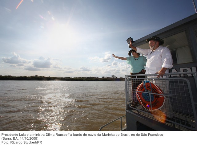 Presidente Lula e a ministra Dilma Rousseff a bordo de navio da Marinha do Brasil, no rio São Francisco.jpg