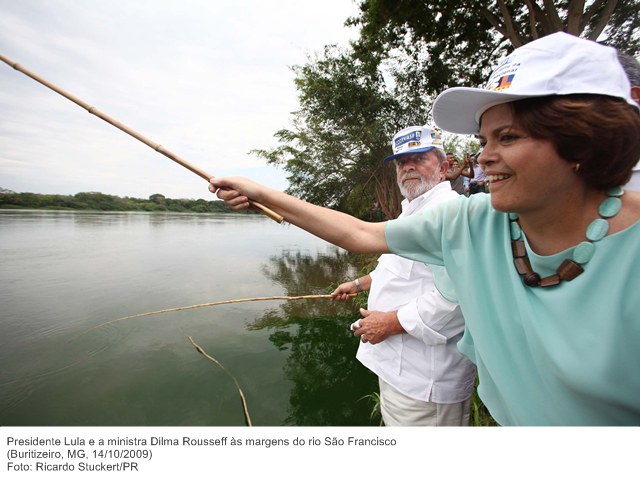 Presidente Lula e a ministra Dilma Rousseff às margens do rio São Francisco.jpg