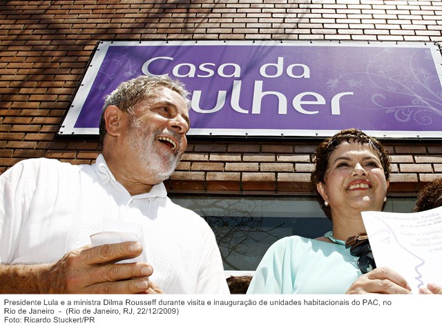 Presidente Lula e a ministra Dilma Rousseff durante visita e inauguração de unidades habitacionais do PAC, no Rio de Janeiro.jpg