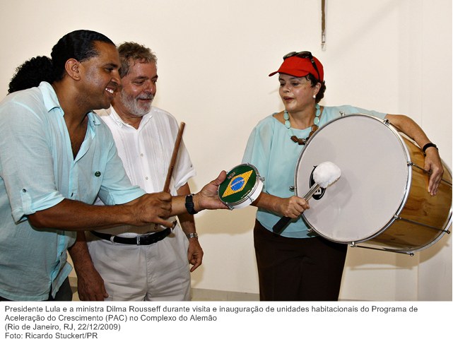 Presidente Lula e a ministra Dilma Rousseff durante visita e inauguração de unidades habitacionais do Programa de Aceleração do Crescimento (PAC) no Complexo do Alemão.jpg