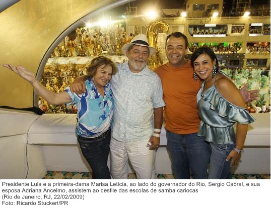 Presidente Lula e a primeira-dama Marisa Letícia, ao lado do governador do Rio, Sergio Cabral, e sua esposa Adriana Ancelmo, assistem ao desfile das escolas de samba cariocas.jpg
