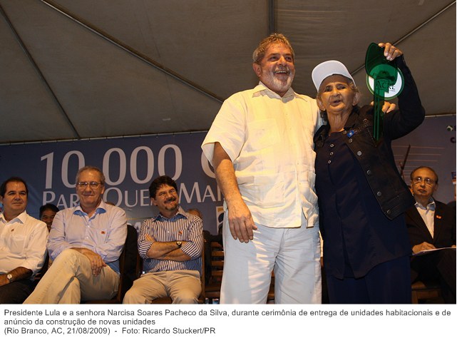 Presidente Lula e a senhora Narcisa Soares Pacheco da Silva, durante cerimônia de entrega de unidades habitacionais e de anúncio da construção de novas unidades.jpg