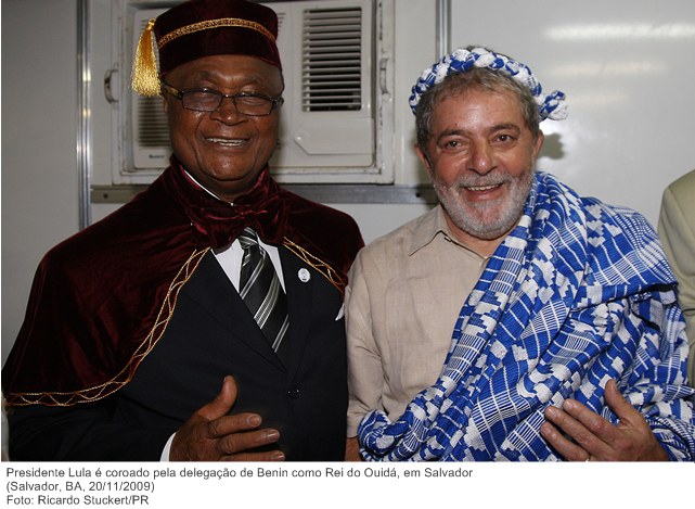Presidente Lula é coroado pela delegação de Benin como Rei do Ouidá, em Salvador.jpg