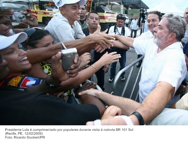 Presidente Lula é cumprimentado por populares durante visita à rodovia BR 101 Sul.jpg